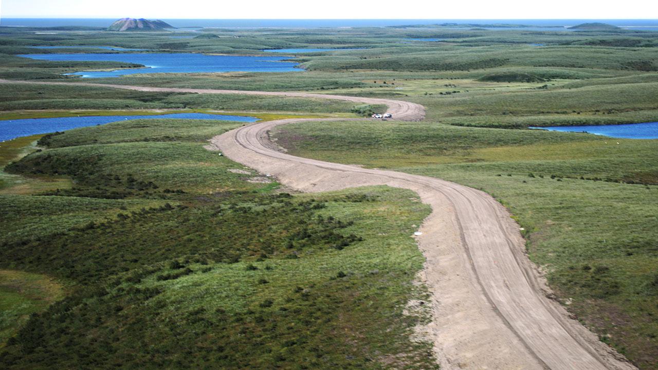 伊努维克-图克托亚图克公路-接近图克托亚图克的路线，面向东北的伊布约克平原, Pingo加拿大地标的一部分